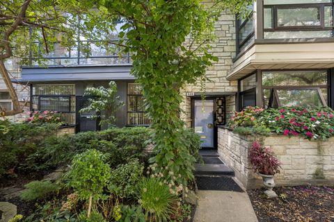 Photo of 524 W Barry Avenue, Chicago, IL 60657 (MLS # 12491352)