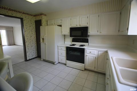 Tiny photo for 3715 35TH Street #4, Moline, IL 61265 (MLS # QC4262972)