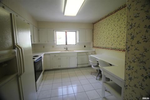 Tiny photo for 3715 35TH Street #4, Moline, IL 61265 (MLS # QC4262972)