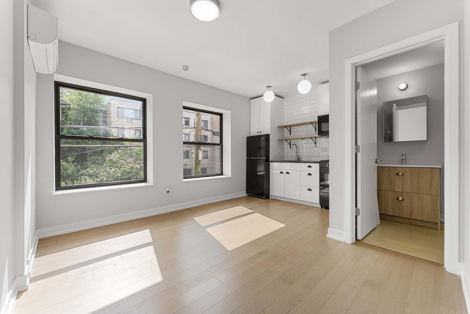 6019 N Winthrop Avenue 207