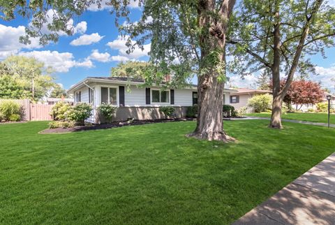 Tiny photo for 704 N Wilshire Drive, Mount Prospect, IL 60056 (MLS # 12707547)