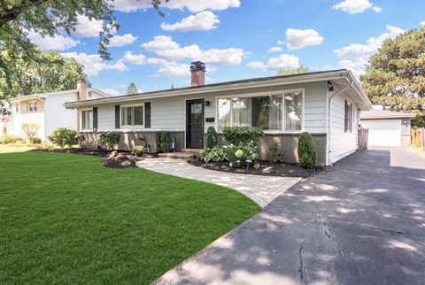 Photo of 704 N Wilshire Drive, Mount Prospect, IL 60056 (MLS # 12707547)