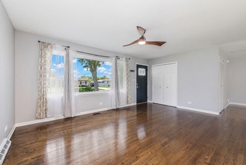 Tiny photo for 704 N Wilshire Drive, Mount Prospect, IL 60056 (MLS # 12707547)