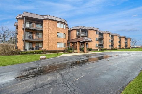 Tiny photo for 6425 Clarendon Hills Road #211, Willowbrook, IL 60527 (MLS # 12543530)