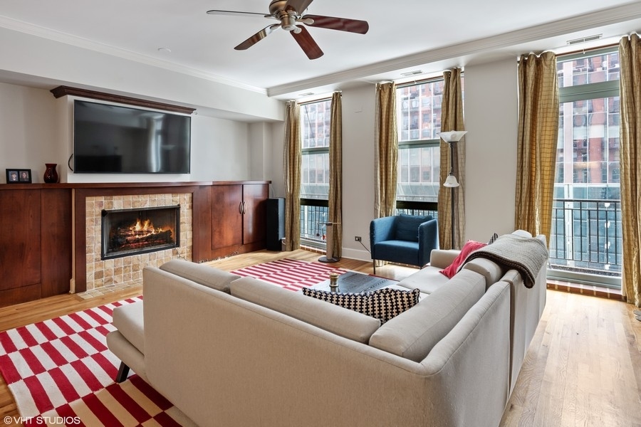 165 N Canal Street 918