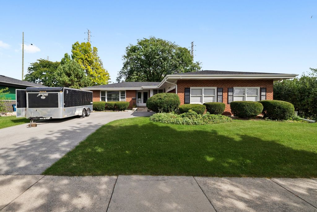 Photo for 675 S Edgewood Avenue, Elmhurst, IL 60126 (MLS # 12499847)