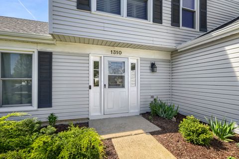 Tiny photo for 1310 W Darlington Circle, Hoffman Estates, IL 60169 (MLS # 12633950)