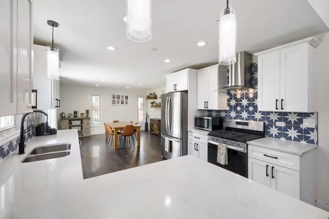 Tiny photo for 1310 W Darlington Circle, Hoffman Estates, IL 60169 (MLS # 12633950)