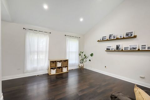 Tiny photo for 1310 W Darlington Circle, Hoffman Estates, IL 60169 (MLS # 12633950)