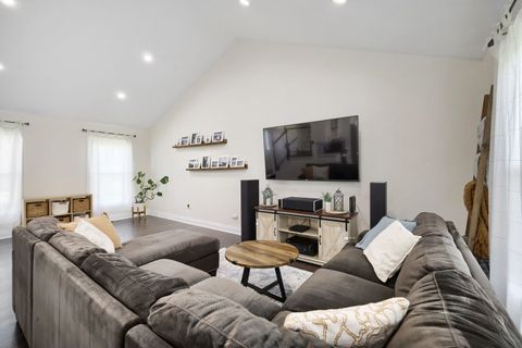 Tiny photo for 1310 W Darlington Circle, Hoffman Estates, IL 60169 (MLS # 12633950)