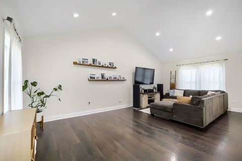 Tiny photo for 1310 W Darlington Circle, Hoffman Estates, IL 60169 (MLS # 12633950)