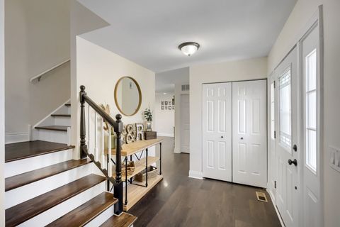 Tiny photo for 1310 W Darlington Circle, Hoffman Estates, IL 60169 (MLS # 12633950)
