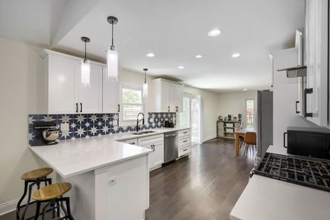 Tiny photo for 1310 W Darlington Circle, Hoffman Estates, IL 60169 (MLS # 12633950)