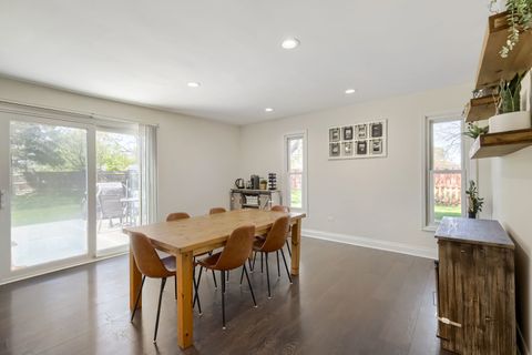 Tiny photo for 1310 W Darlington Circle, Hoffman Estates, IL 60169 (MLS # 12633950)