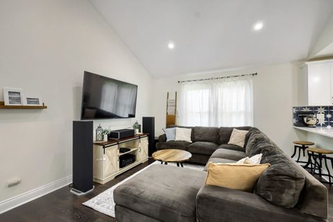 Tiny photo for 1310 W Darlington Circle, Hoffman Estates, IL 60169 (MLS # 12633950)