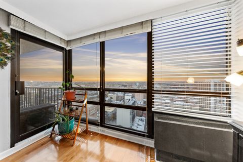 Tiny photo for 3150 N Sheridan Road #25D, Chicago, IL 60657 (MLS # 12516709)