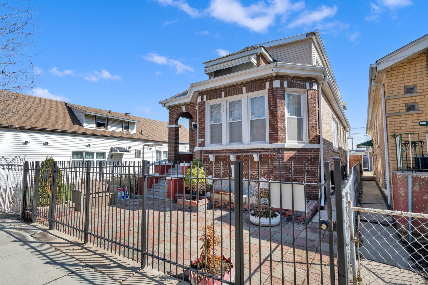 5235 S SAWYER Avenue