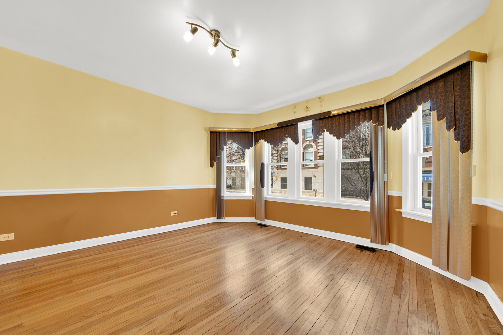 5235 S SAWYER Avenue