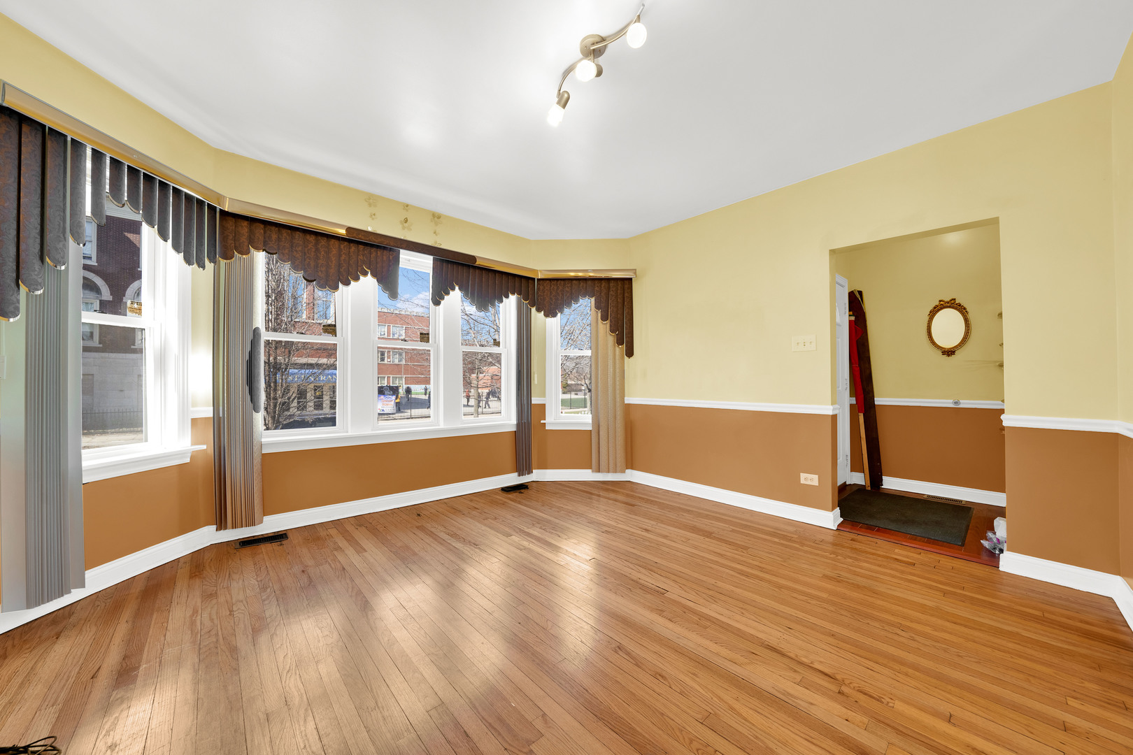 5235 S SAWYER Avenue