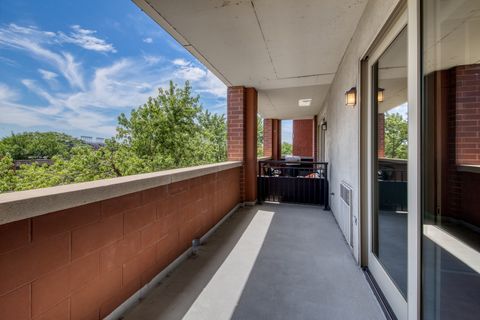 Tiny photo for 828 W GRACE Street #502, Chicago, IL 60613 (MLS # 12628846)