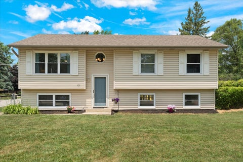 Photo of 424 E Shorewood Road, Round Lake Beach, IL 60073 (MLS # 12732301)