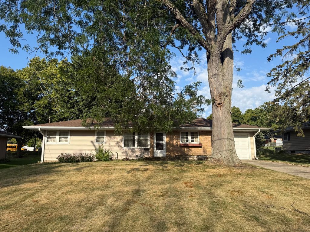 Photo for 507 Ash Avenue, Morrison, IL 61270 (MLS # 12469279)