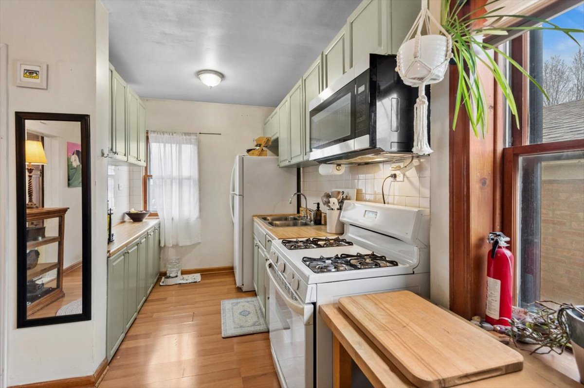 4940 W Ainslie Avenue