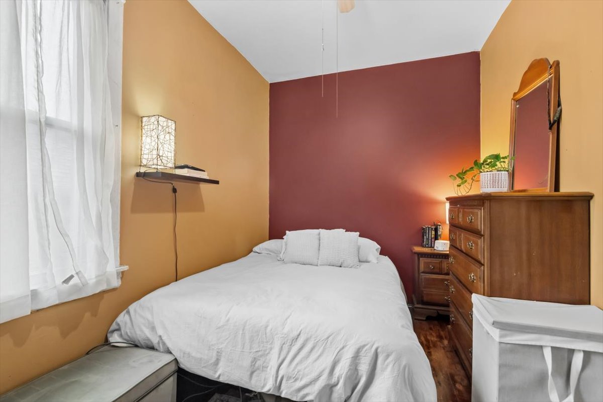 4940 W Ainslie Avenue