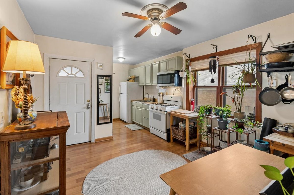 4940 W Ainslie Avenue