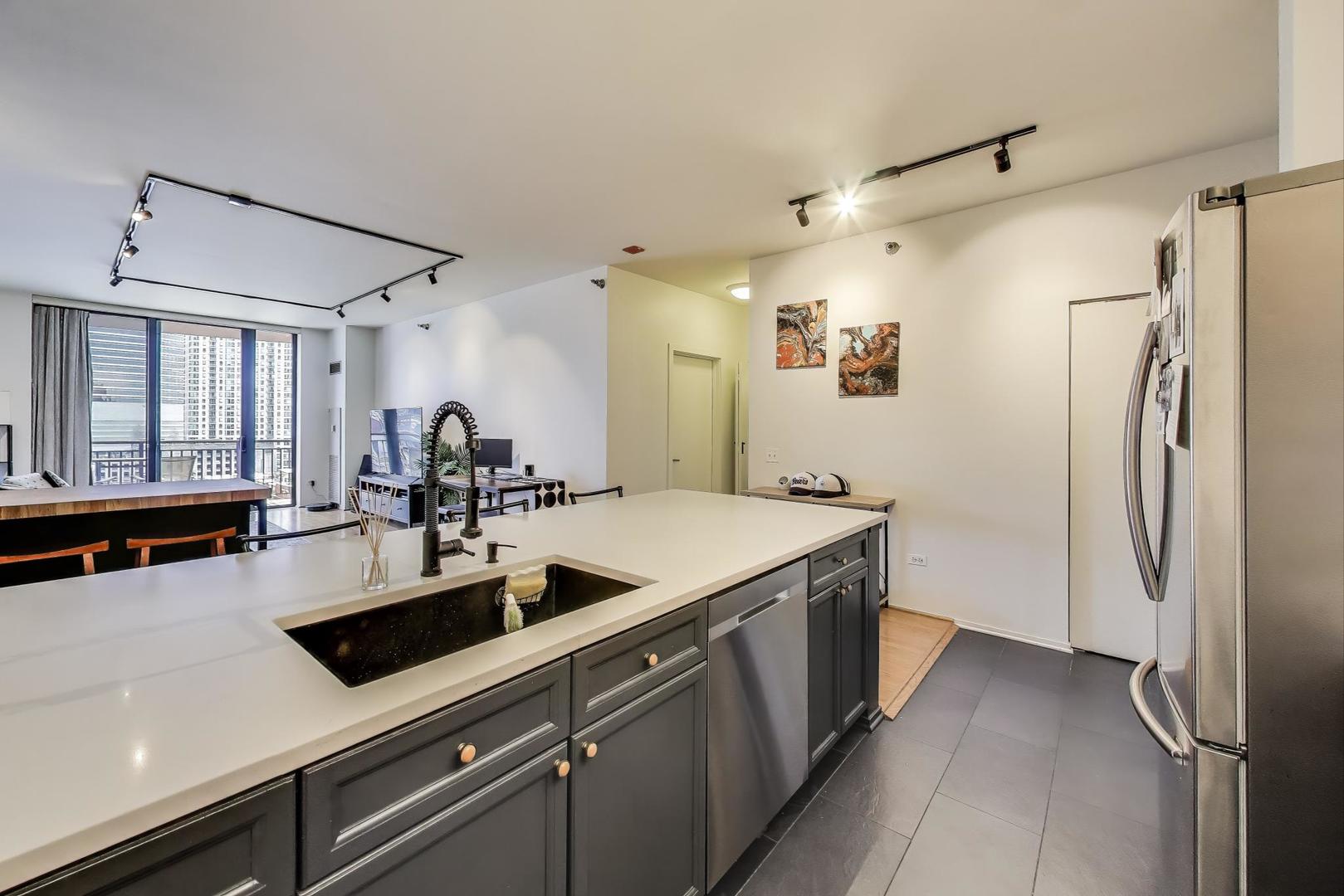 330 N Jefferson Street 903