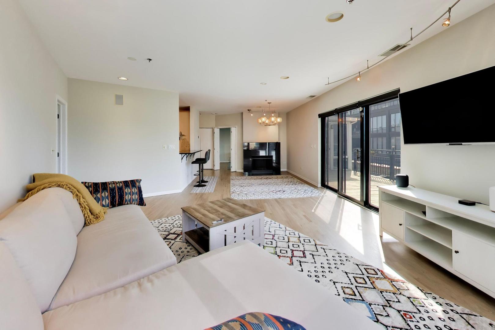 520 W Huron Street 704