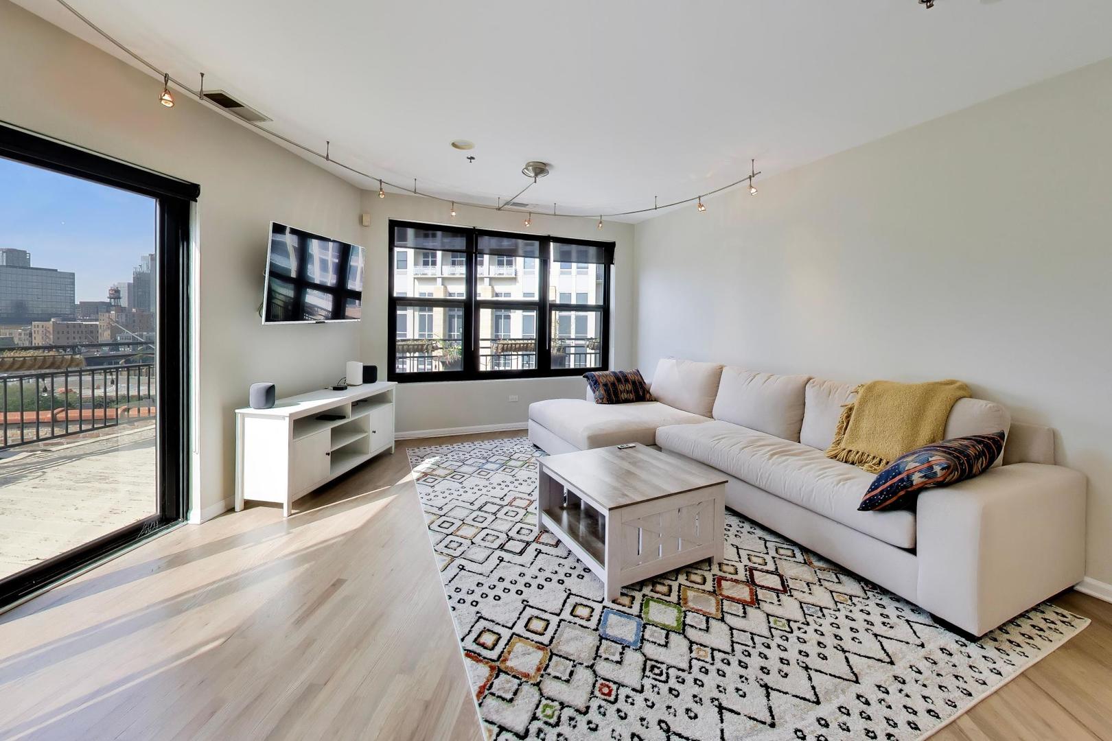 520 W Huron Street 704