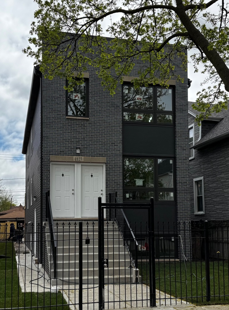 4229 W Augusta Boulevard