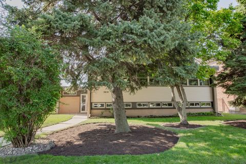 Tiny photo for 3819 W Greenleaf Avenue, Lincolnwood, IL 60712 (MLS # 12467157)