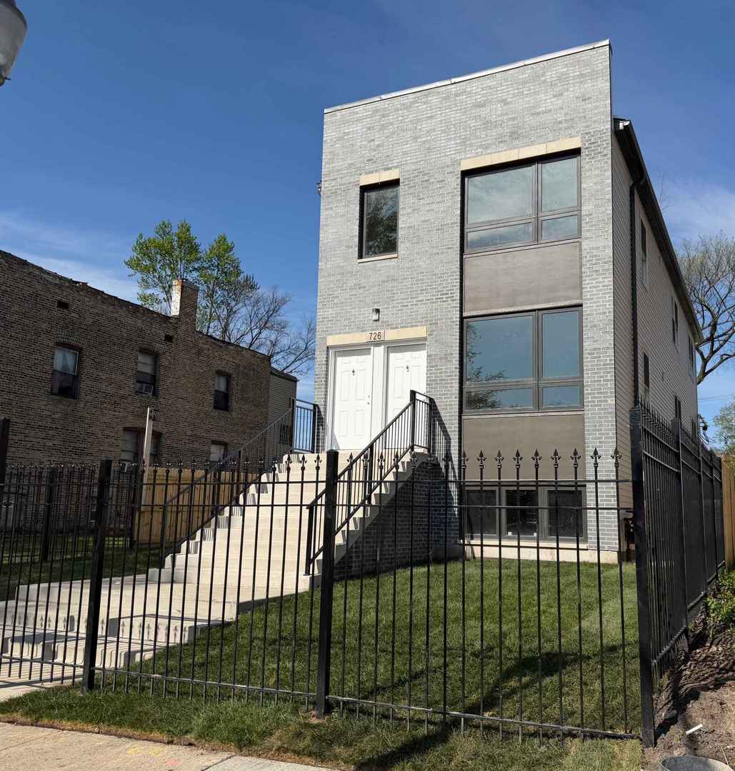 4933 W Walton Street