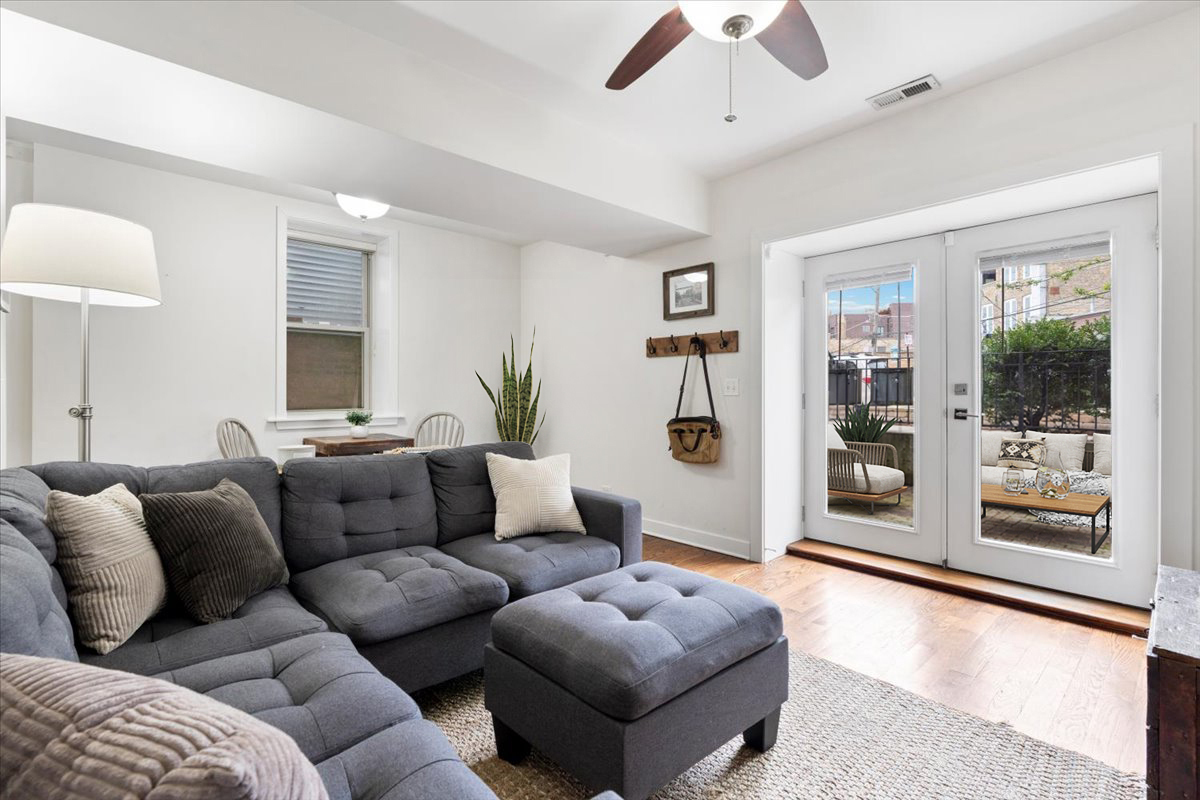 1525 W Barry Avenue 1F