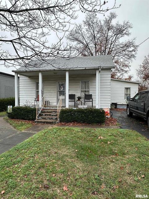 Photo of 105 N HICKORY Street, Duquoin, IL 62832 (MLS # EB460590)