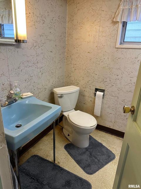 Tiny photo for 105 N HICKORY Street, Duquoin, IL 62832 (MLS # EB460590)