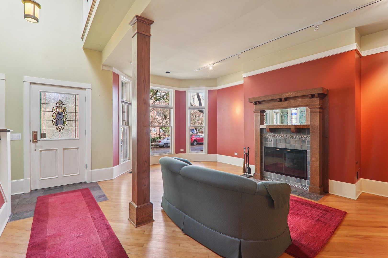 1027 W Newport Avenue