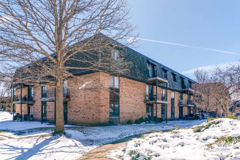 Tiny photo for 8 Oak Creek Drive #2802, Buffalo Grove, IL 60089 (MLS # 12596729)