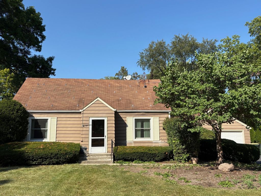 Photo for 28W544 Rogers Avenue, Warrenville, IL 60555 (MLS # 12469696)