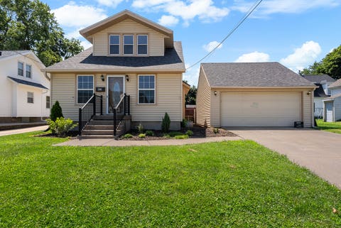 Photo of 2301 Elm Street, Davenport, IA 52803 (MLS # 12724283)