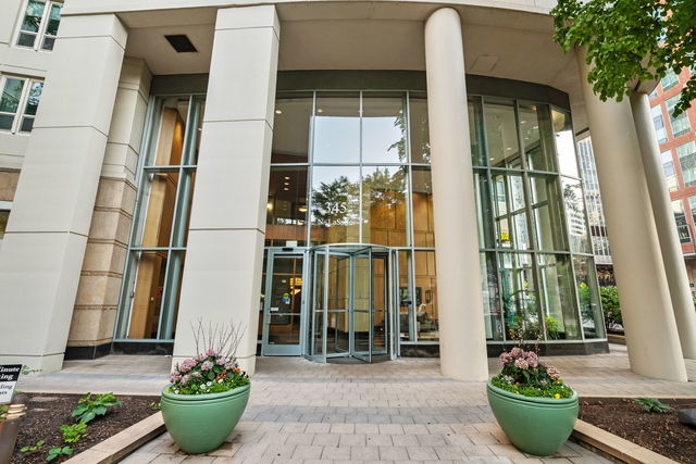 345 N La Salle Drive 1504