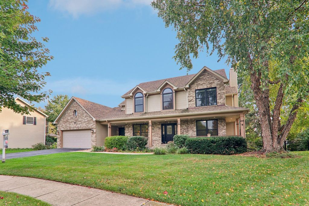 Photo for 704 Greenbrier Court, North Aurora, IL 60542 (MLS # 12473597)