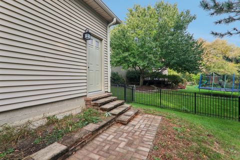 Tiny photo for 704 Greenbrier Court, North Aurora, IL 60542 (MLS # 12473597)
