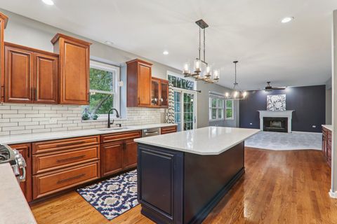 Tiny photo for 704 Greenbrier Court, North Aurora, IL 60542 (MLS # 12473597)