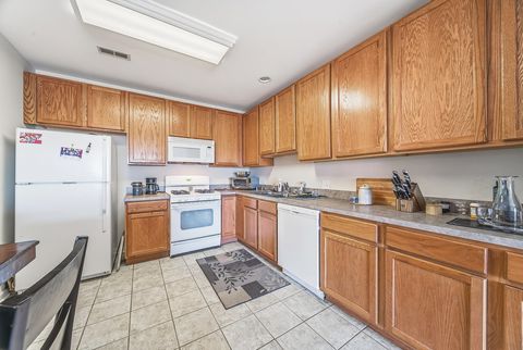 Tiny photo for 9440 S 51st Avenue #417, Oak Lawn, IL 60453 (MLS # 12518278)