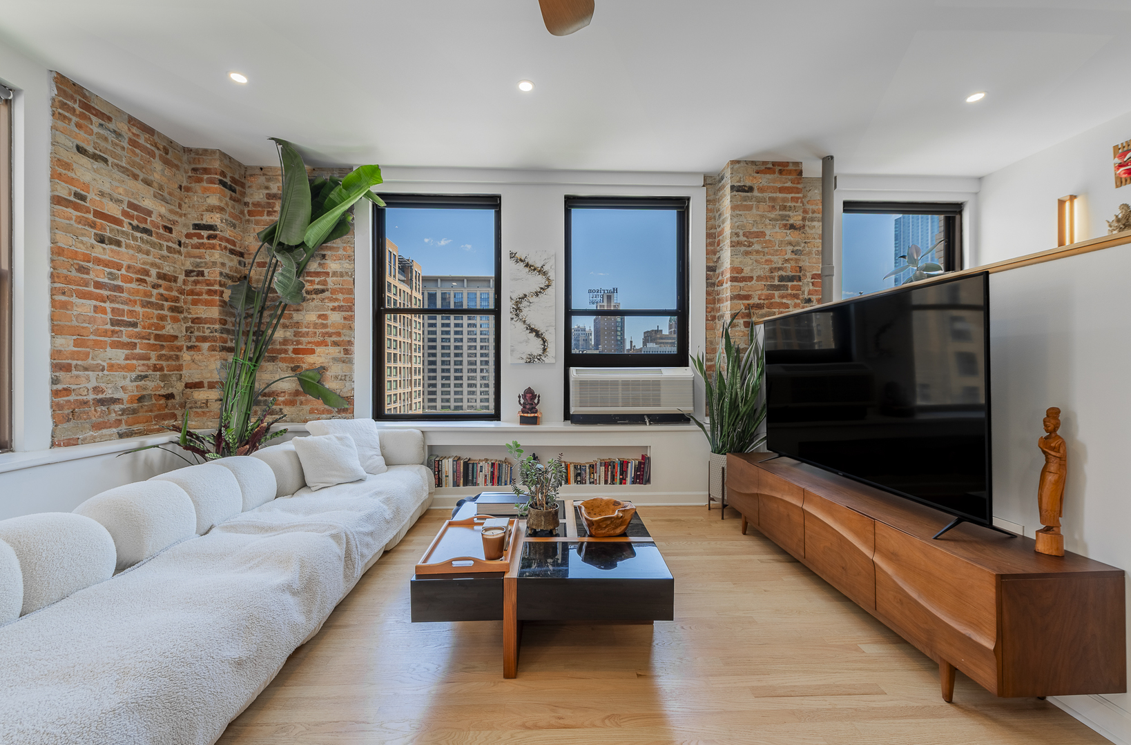 600 S Dearborn Street 801-802