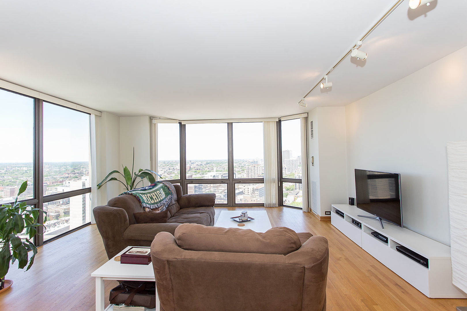 2650 N LAKEVIEW Avenue 2801