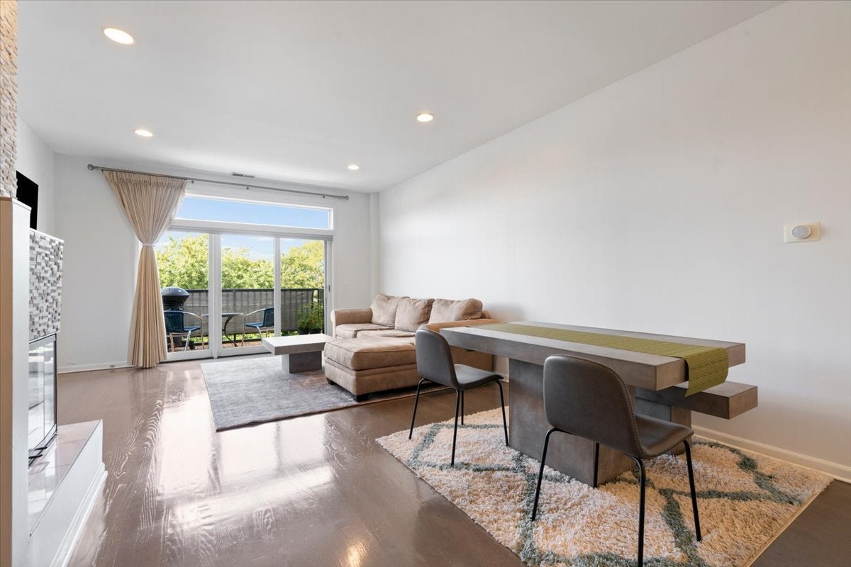 2040 W Belmont Avenue 405